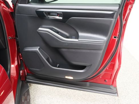 Certified 2025 Toyota Highlander XLE AWD/4WD image 39