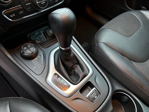 Used 2018 Jeep Cherokee Trailhawk image 31