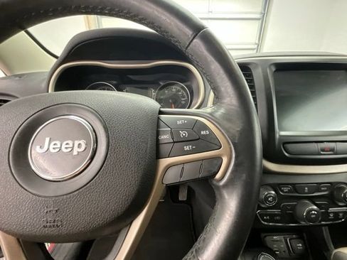 Used 2016 Jeep Cherokee Latitude AWD/4WD image 10