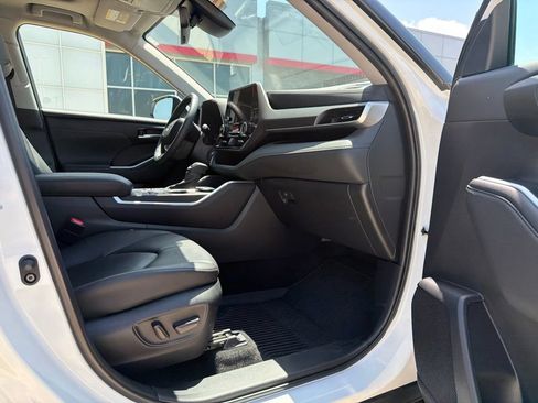 Used 2024 Toyota Highlander XLE AWD/4WD image 13