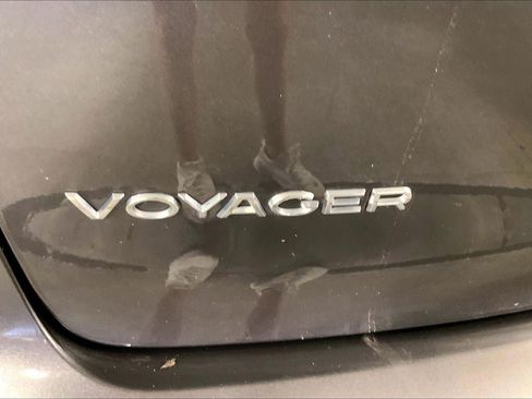 Used 2022 Chrysler Voyager LX FWD image 8