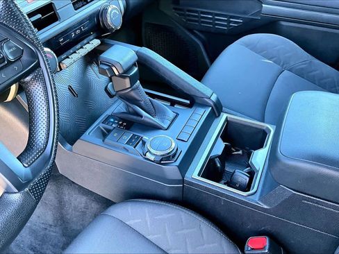 Used 2025 Toyota Tacoma SR5 AWD/4WD image 17