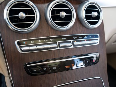Used 2021 Mercedes-Benz GLC 300 4MATIC w/ Premium Package image 25