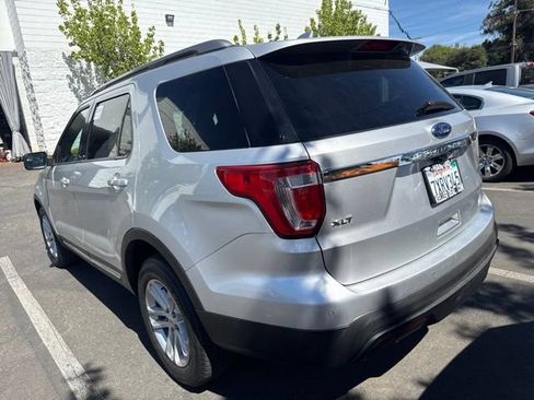Used 2017 Ford Explorer XLT FWD image 2