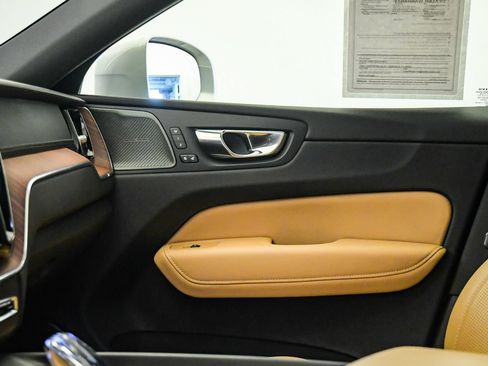 Certified 2023 Volvo XC60 B5 Ultimate w/ Climate Package FWD image 19