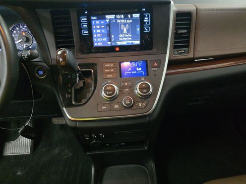 Used 2016 Toyota Sienna Limited Premium image 10