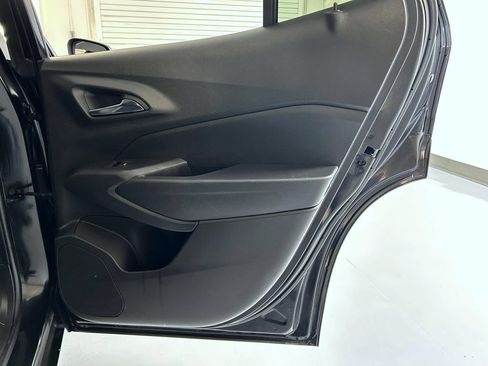 Used 2025 Chevrolet Trax LT FWD image 17