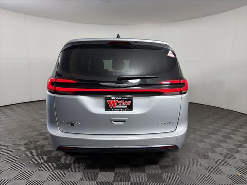Used 2024 Chrysler Pacifica Limited image 17