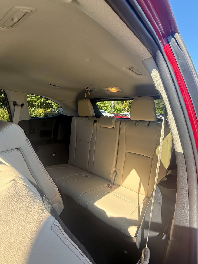 Used 2023 Toyota Highlander XLE AWD/4WD image 28