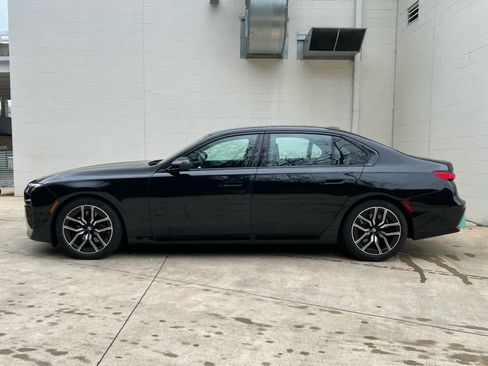 Used 2025 BMW 740i xDrive w/ Premium Package image 5