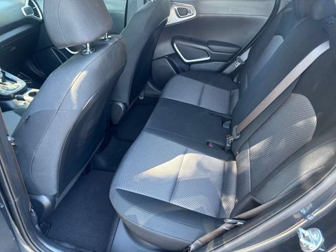Used 2025 Kia Soul LX w/ LX Technology Package FWD image 25