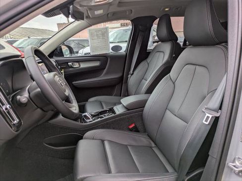 Used 2025 Volvo XC40 B5 Ultra w/ Climate Package image 18