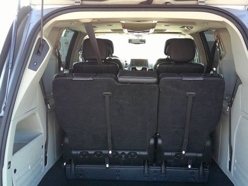 Used 2015 Chrysler Town & Country Touring-L w/ Driver Convenience Group FWD image 15
