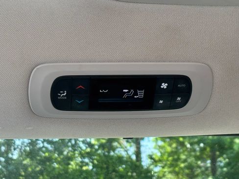 Used 2022 Chrysler Pacifica Touring-L FWD image 15