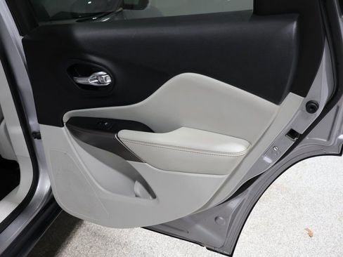 Used 2022 Jeep Cherokee Latitude Lux w/ Mopar Interior Package image 23