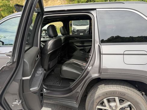 Used 2025 Jeep Grand Cherokee Limited w/ Trailer Tow Package AWD/4WD image 8