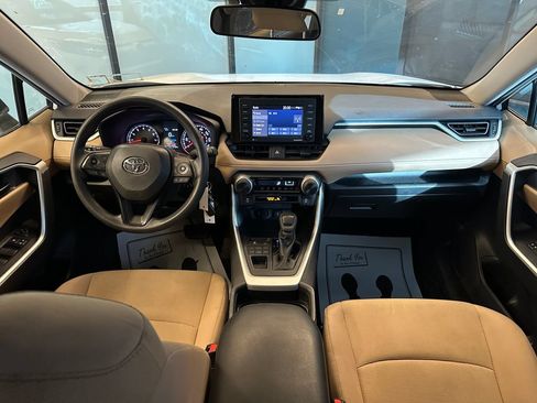 Used 2021 Toyota RAV4 LE AWD/4WD image 9