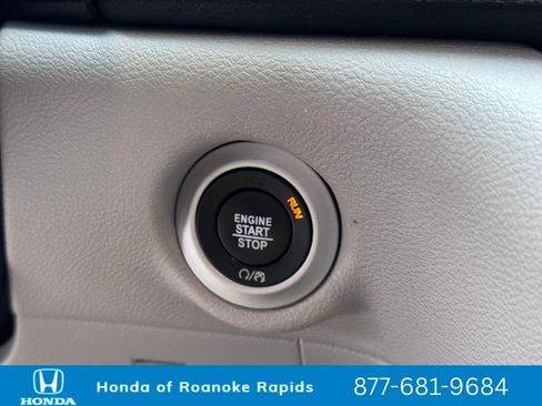 Used 2023 Chrysler Pacifica Touring-L image 20