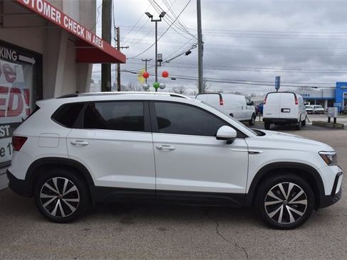 Used 2022 Volkswagen Taos SE image 2