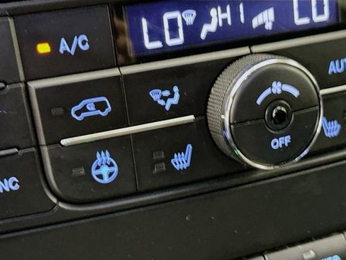 Used 2016 Chrysler Town & Country Touring w/ Driver Convenience Group image 20