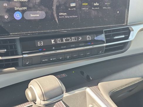 Certified 2025 Toyota Sienna XLE FWD image 22