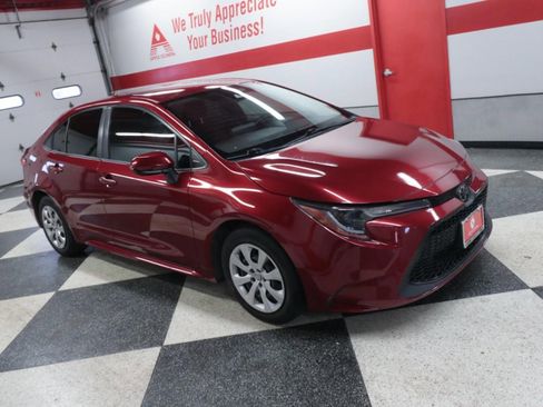 Used 2022 Toyota Corolla LE image 3