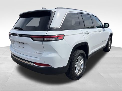 Used 2023 Jeep Grand Cherokee Laredo image 5