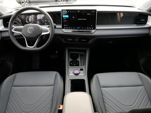Used 2025 Volkswagen Tiguan SE w/ Panoramic Sunroof Package AWD/4WD image 10