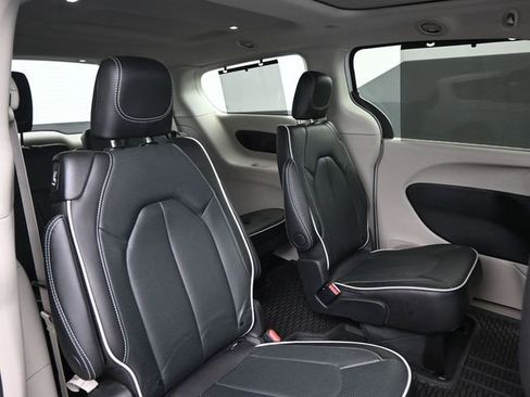 Used 2024 Chrysler Pacifica Limited w/ Trailer Tow Group image 21