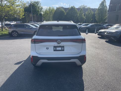 Used 2025 Volkswagen Tiguan SE image 6