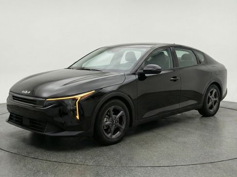 Used 2025 Kia K4 LXS image 3