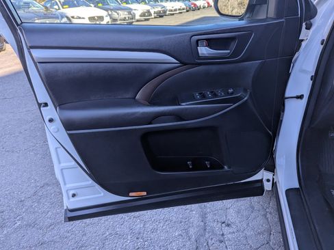 Used 2018 Toyota Highlander XLE image 11