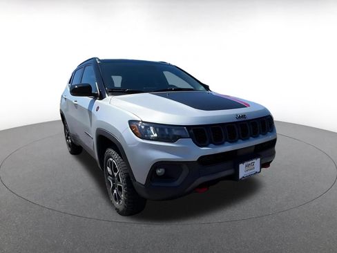 Used 2025 Jeep Compass Trailhawk AWD/4WD image 3
