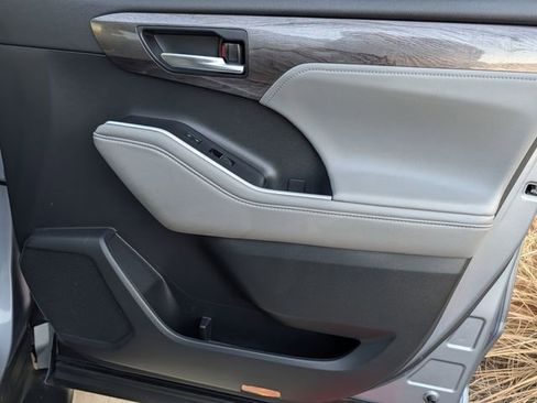 Used 2022 Toyota Highlander Limited image 36