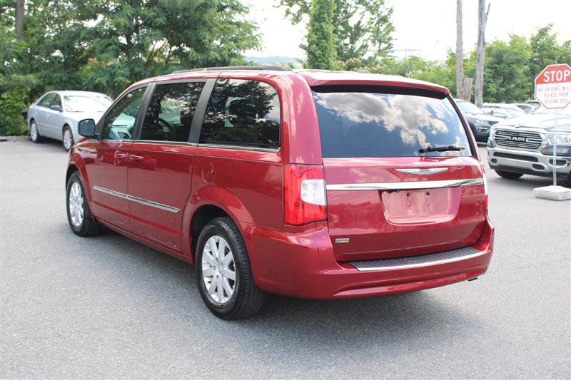 Used 2013 Chrysler Town & Country Touring FWD image 5