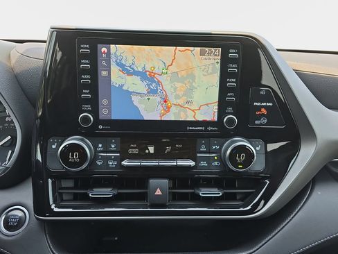 Used 2021 Toyota Highlander XLE AWD/4WD image 23