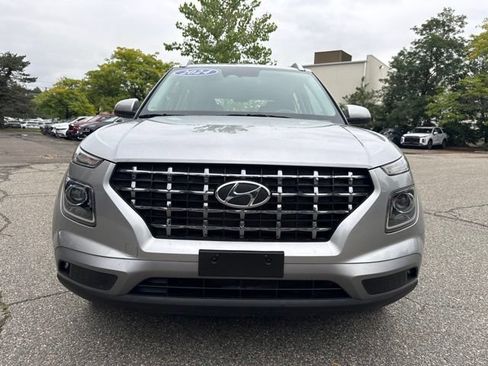 Used 2024 Hyundai Venue SEL FWD image 2