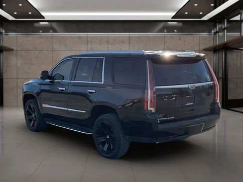 Used 2019 Cadillac Escalade Luxury image 3