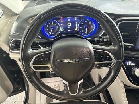 Used 2022 Chrysler Pacifica Limited FWD image 14