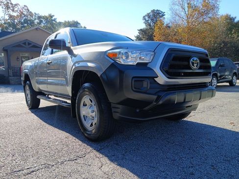 Used 2020 Toyota Tacoma SR image 4
