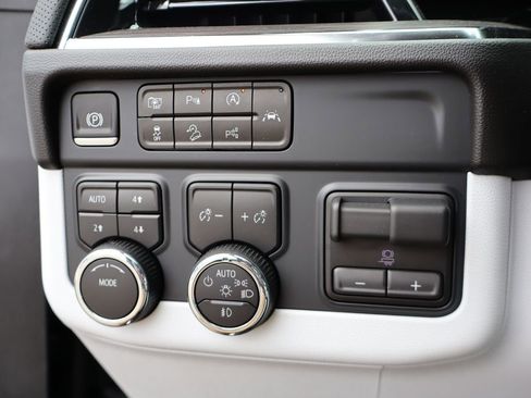 New 2025 Chevrolet Suburban Premier image 15