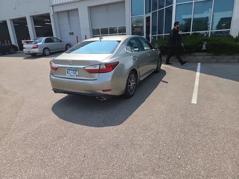 Used 2016 Lexus ES 350 w/ Luxury Package w/Wood Trim FWD image 14