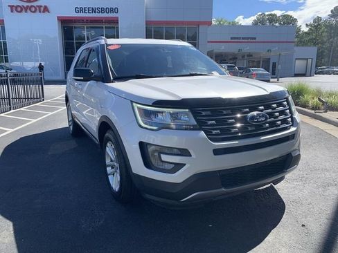 Used 2017 Ford Explorer XLT w/ Equipment Group 201A FWD image 2