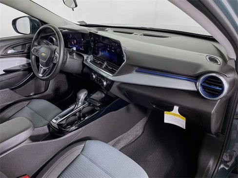 Certified 2025 Chevrolet Trax LT w/ LT Convenience Package image 31