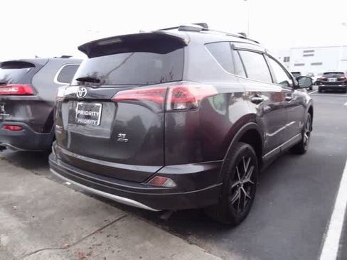 Used 2018 Toyota RAV4 SE image 4