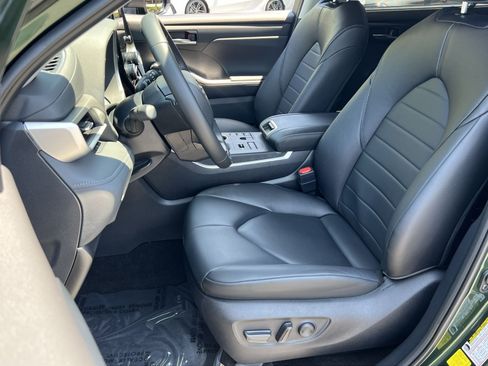 Used 2024 Toyota Highlander XLE AWD/4WD image 12
