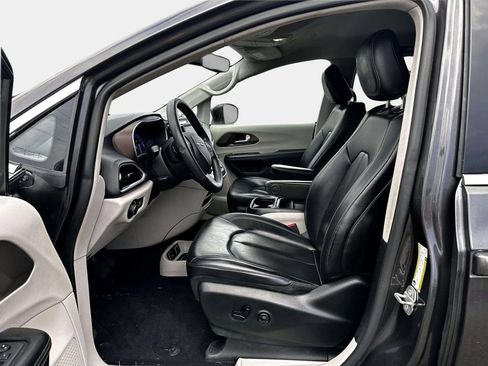 Used 2020 Chrysler Voyager Lxi FWD image 17