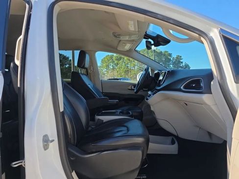 Used 2022 Chrysler Pacifica Touring-L image 48