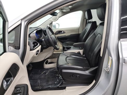 Used 2022 Chrysler Pacifica Touring-L FWD image 12
