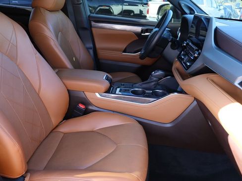 Used 2022 Toyota Highlander Platinum image 29